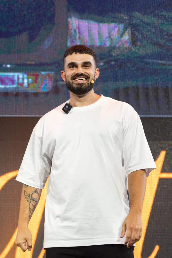 Fabio Serna, creador de Partner 360, contando su trayectoria en marketing digital