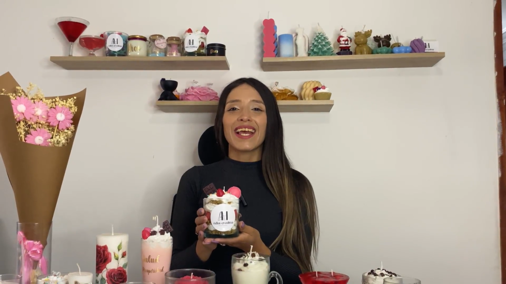 "Andrea Herrera, emprendedora con más de 3 años de experiencia, te guía paso a paso desde la fabricación hasta la venta real."